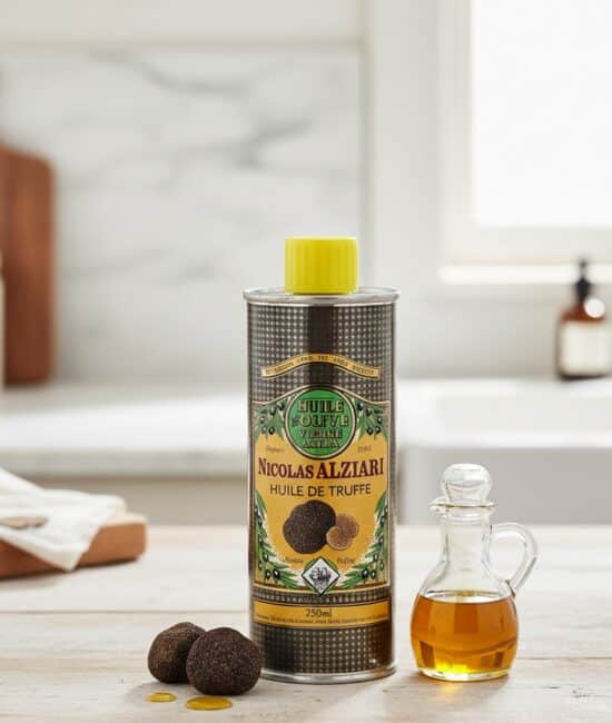 Nicolas Alziari tryffeloljeflaska på 250 ml, placerad på ett ljust träbord med färska tryfflar och en liten oljekaraff. Scenen utspelar sig i ett ljust och modernt kök, vilket förmedlar förfining och kvalitet.