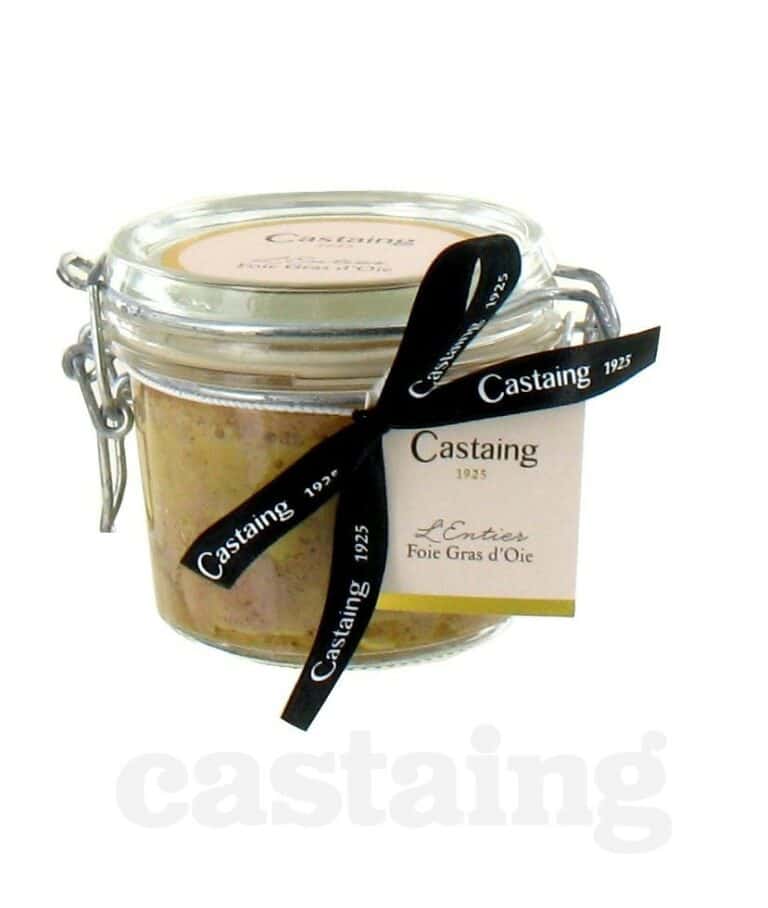 Burken med Hel Gåslever (Foie Gras d'Oie Entier) 130g från Castaing, presenterad på ett elegant fat med rostat bröd och fikonmarmelad.