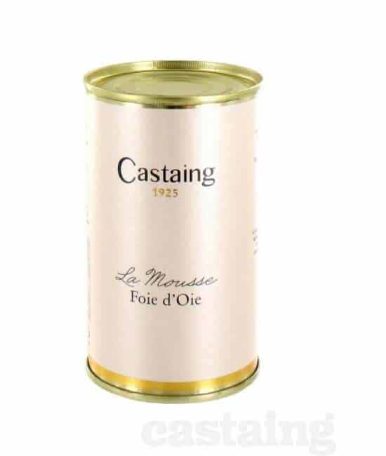 Burken med Castaing Mousse de Foie d'Oie 200g, visad med smörkniv och garnerad med örter och vinbär på en träskiva.