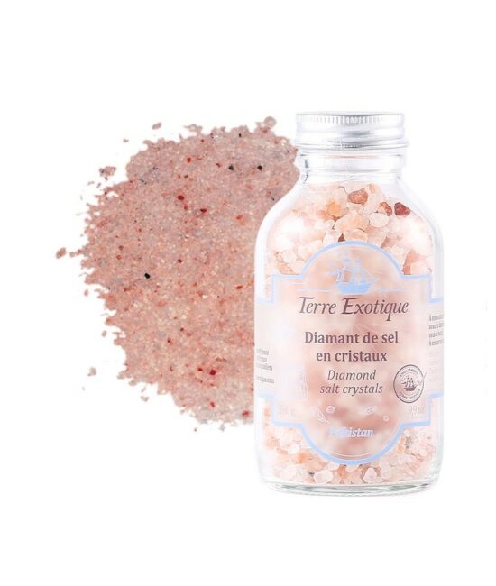 Närbild på en burk eller behållare med Diamant av salt i kristaller (grovt Himalayasalt) från Terre Exotique, 280g. De stora, glänsande, rosafärgade saltkristallerna är tydligt synliga.