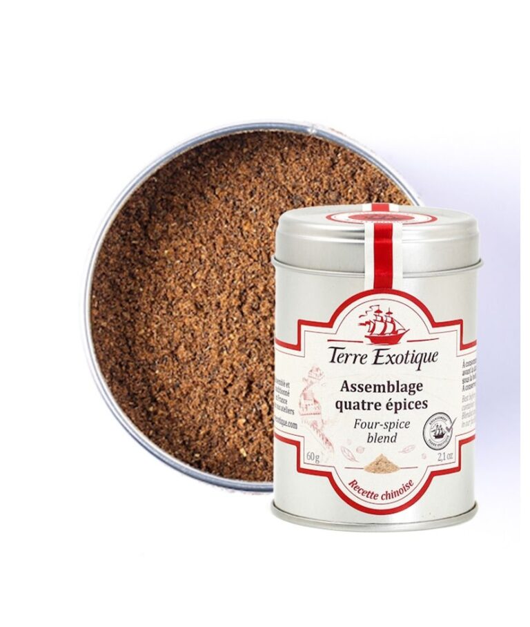 Burk med Assemblage Quatre Épices av märket Terre Exotique. Finmalet brunt kryddpulver med metallock.