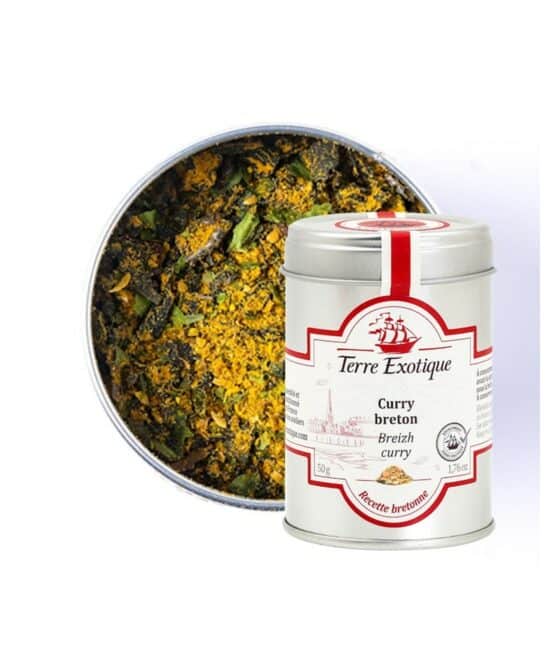 Burk med Terre Exotique Bretonsk Curry (50g). Det orange-gula kryddpulvret ligger på en sked bredvid färska musslor, en bit torsk och en skål med havsalt, i en maritim köksmiljö.