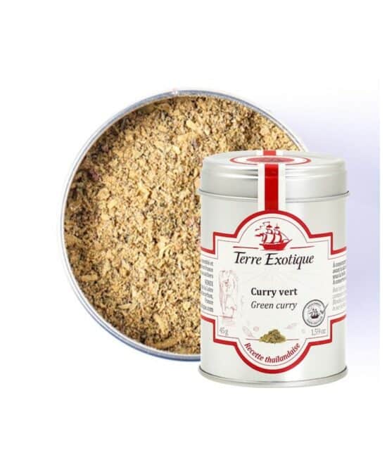 Burk med Terre Exotique Grön Curry-blandning (30g). Kryddorna ligger på en sked bredvid en skål med grön curry, färska chilifrukter, citrongräs och kaffir-limeblad i en asiatisk köksmiljö.