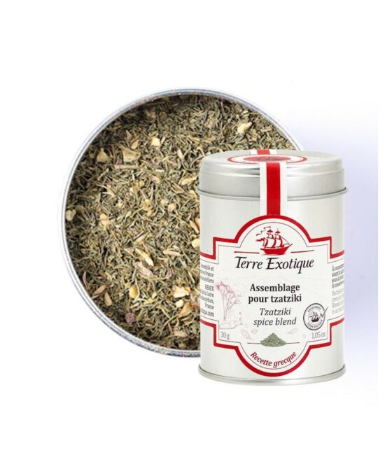 Burk med Terre Exotique Tzatziki-kryddblandning (30g). En skål med färdig tzatziki-dipp gjord på gurka och yoghurt står bredvid, med en grekisk sallad i bakgrunden.