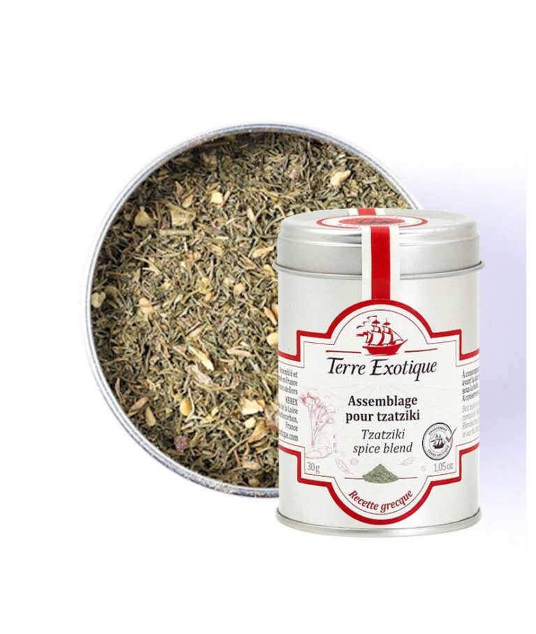 Burk med Terre Exotique Tzatziki-kryddblandning (30g). En skål med färdig tzatziki-dipp gjord på gurka och yoghurt står bredvid, med en grekisk sallad i bakgrunden.