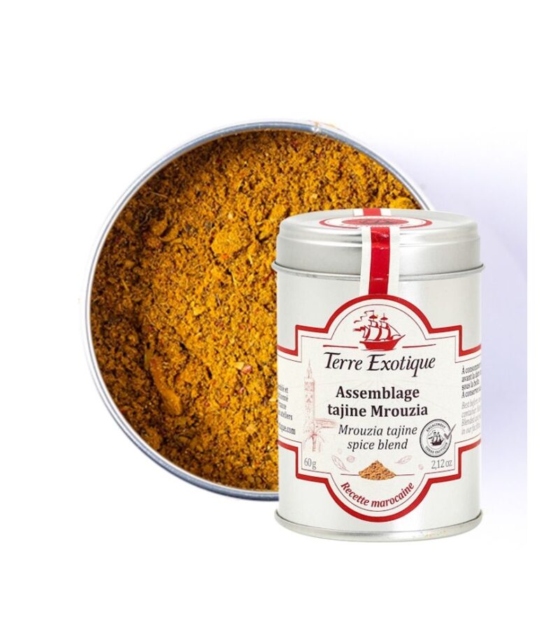 Burk med Tajine Mrouzia kryddblandning av märket Terre Exotique. Orangefärgat kryddpulver med synliga kanelbitar och blomblad.