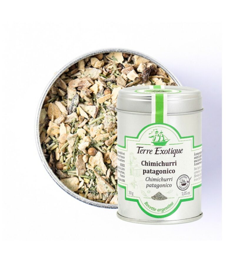 Burk med Chimichurri-kryddblandning (30g). Kryddorna ligger på en sked bredvid en skål med färdig Chimichurri-sås (olja och örter) och en saftig grillad biff, i en utomhus/BBQ-miljö.