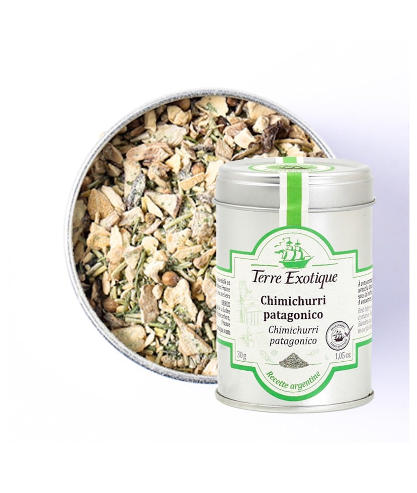 Burk med Chimichurri-kryddblandning (30g). Kryddorna ligger på en sked bredvid en skål med färdig Chimichurri-sås (olja och örter) och en saftig grillad biff, i en utomhus/BBQ-miljö.