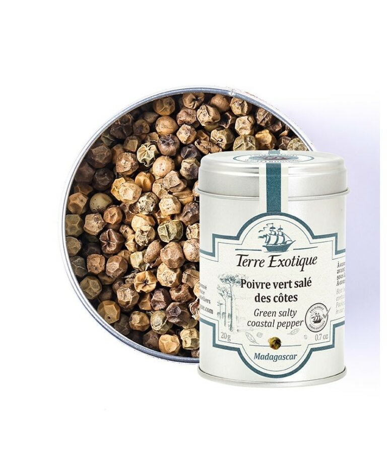 Burk med Terre Exotique gröna pepparkorn i saltlake (20g). Pepparkornen ligger på en rustik skärbräda bredvid en bit biff och örter, i en gourmetmatlagningsmiljö.