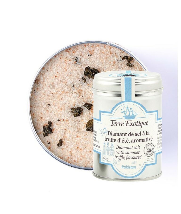 Burk med Terre Exotique Tryffelsalt (60g). Vita saltkristaller blandade med små svarta tryffelbitar ligger på en sked bredvid en tallrik pasta, en färsk tryffel och olivolja. Mörk och elegant gourmetmiljö.