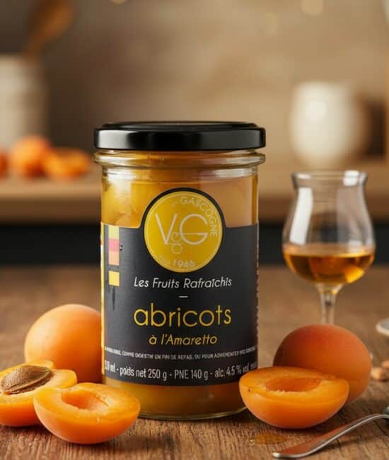 Burk med aprikoshalvor i Amaretto, arrangerad med mandlar, en sked och ett glas Amaretto mot en varm, ljus bakgrund.