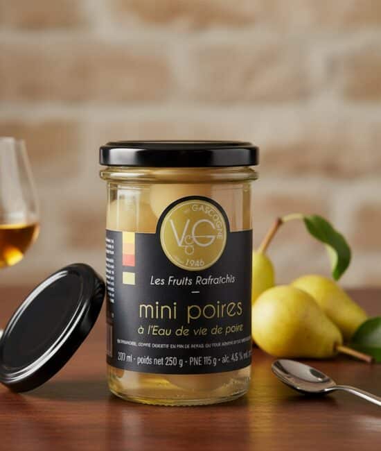 Burk med hela minipäron konserverade i päronbrännvin. Arrangerad med isbitar och ett provsmakningsglas på ett festligt bord.