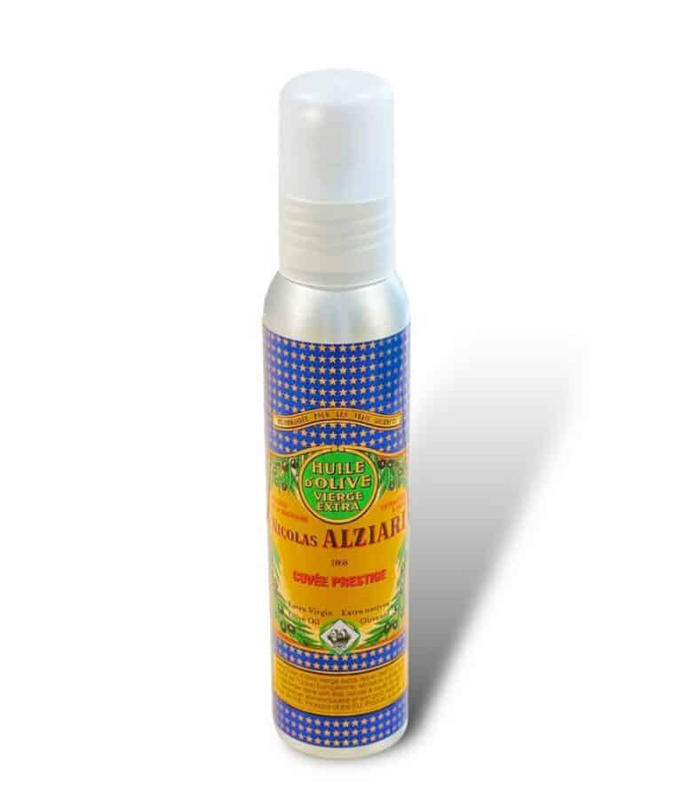 "Närbild på den lilla 100 ml pumpflaskan med Nicolas Alziari Cuvée PRESTIGE extra jungfruolivolja. Flaskan är klar eller mörkgrön och utrustad med en spray- eller doseringspump."