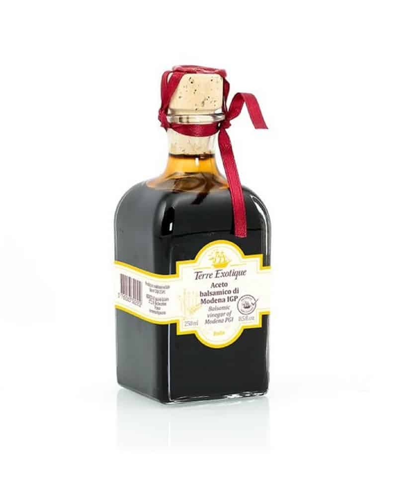 Flaska med Balsamvinäger från Modena IGP av märket Terre Exotique. Mörk, tjock vätska, med etikett.