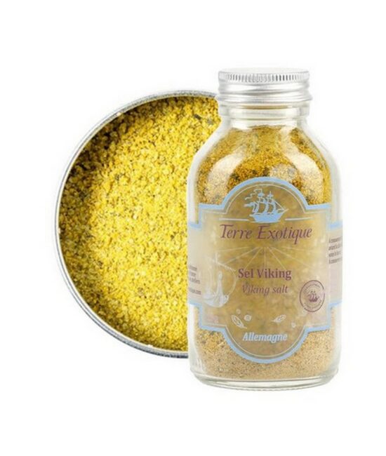 Närbild på en burk med Rökt Vikingasalt (Vikingasal) från Terre Exotique, 225g. Man ser det finkorniga, lätt gula/bruna saltet med dess kryddblandning.